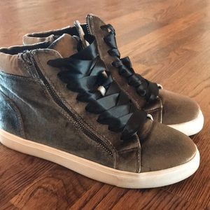 Sneakers—hardly worn